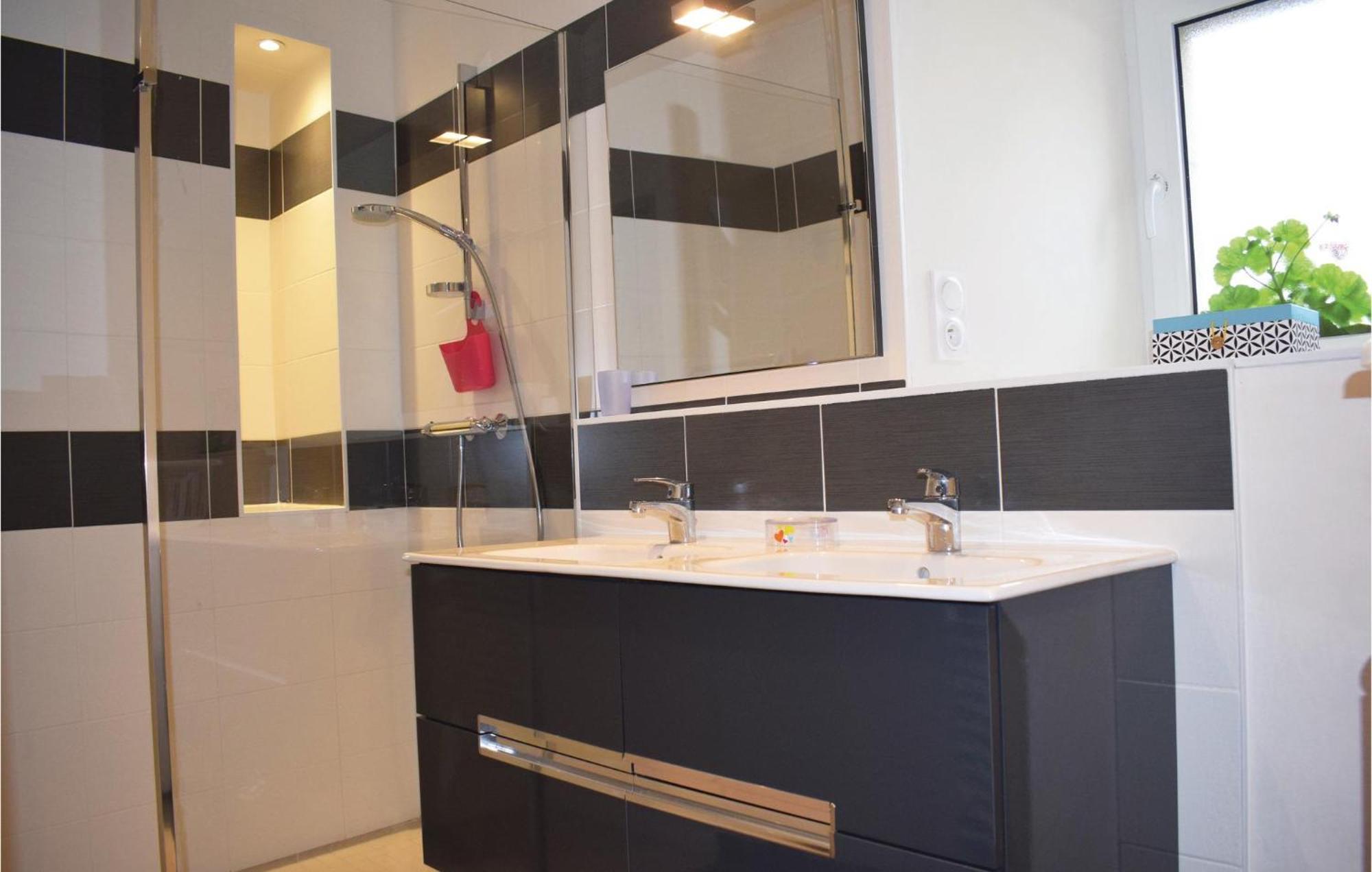 Gorgeous Home In Saint Alban With Kitchen Bagian luar foto